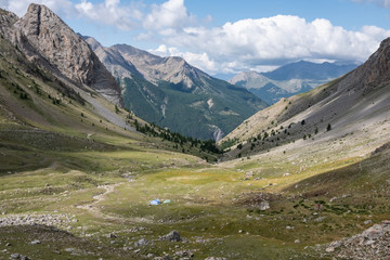Photo de paysage panoraminque de haute montagne et de chemins de randonn&eacute;e dans les alpes