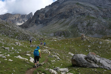 Photo de paysage panoraminque de haute montagne et de chemins de randonn&eacute;e dans les alpes