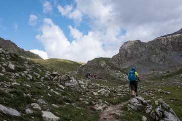 Photo de paysage panoraminque de haute montagne et de chemins de randonn&eacute;e dans les alpes
