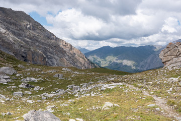 Photo de paysage panoraminque de haute montagne et de chemins de randonnée dans les alpes