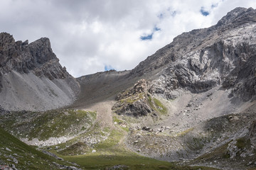 Photo de paysage panoraminque de haute montagne et de chemins de randonn&eacute;e dans les alpes