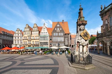 Historischer Marktplatz in Bremen mit Roland Statue © eyetronic