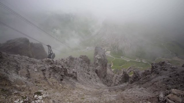 Telef&eacute;rico subiendo la monta&ntilde;a a trav&eacute;s de la niebla