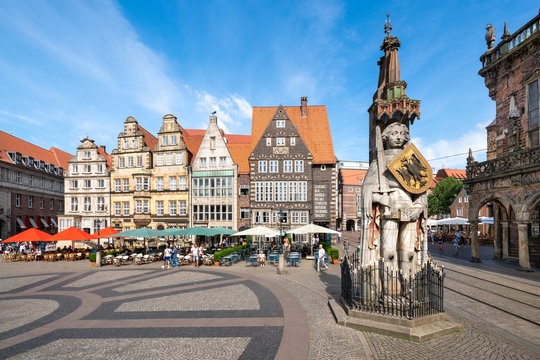 Historischer Marktplatz in Bremen mit Roland Statue