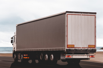 Lastwagen bringt die Fracht zum Hafen