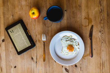 Frühstückstisch mit Spiegelei