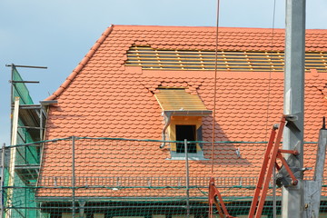 Mit Biberschwanz-Ziegeln neu einzudeckendes denkmalgeschütztes Fachwerkgebäude