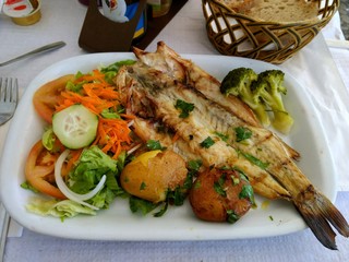 Fisch mit Kartoffeln, Gemüse und Salat - mediterrane Küche