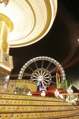 Riesenrad und Kettenkarussel auf dem Bremer Freimarkt
