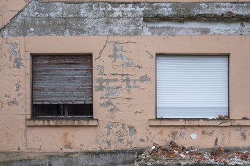 Fototapeta na wymiar Fenêtres d'un bâtiment dégradé
