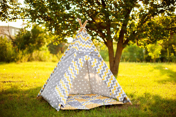 Kids house wigwam sitting outdoor © Vulp