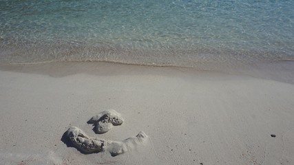 Orilla de playa de agua cristalina (Mallorca)