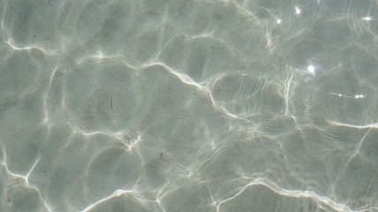 Fondo de las vistas al agua en playa de agua cristalina