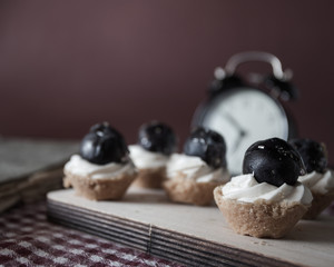 Small pastries and clock