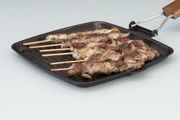 Pinchitos de cerdo en una parrilla