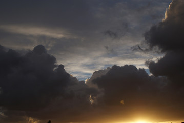 Cielo nublado y cubierto con nubes de lluvia y tormenta, espesas, grises, atmósfera oscura y lluviosa, al atardecer en día de invierno en Marratxí, isla de Mallorca, Islas Baleares.	