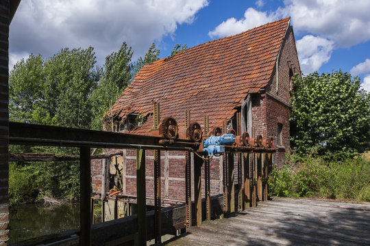 Verfallene Wassermühle, Stauwehr