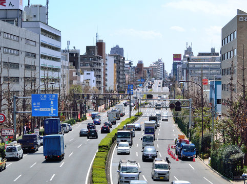 車が行き交う東京の環状七号線（東京都杉並区）