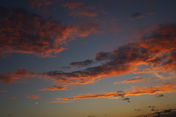 幻想的な夕暮れ時の黄金色に輝く雲と空