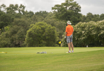 Obraz premium unknown golfer is disappointed