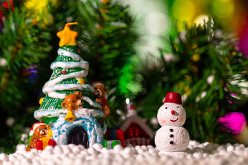 Obraz premium Snowman and house pine tree with beautiful background