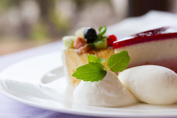フルーツケーキ、ベリーのケーキとアイスクリーム