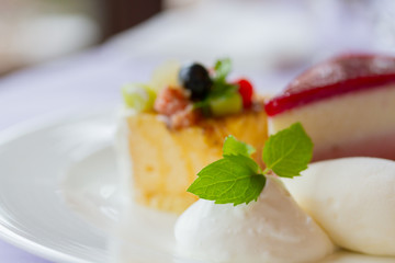 フルーツケーキ、ベリーのケーキとアイスクリームのクローズアップ