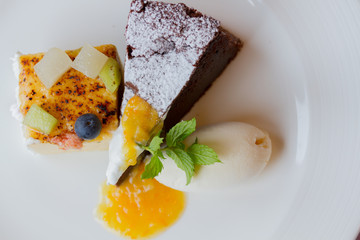 真上から見たチョコレートケーキのセット