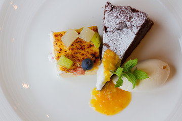 チョコレートケーキとフルーツケーキのセット