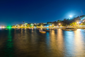 Obraz premium The city in twilight time with blurry boats