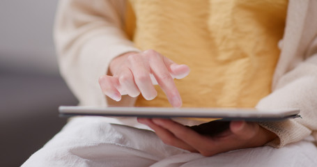 Obraz na płótnie Canvas Woman use of tablet computer at home