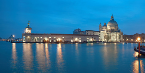 Obraz premium Illuminated Punta della Dogana and church Santa Maria della Salute in Venice, Italy at night