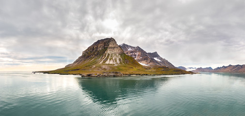Fototapeta na wymiar Panoramic view of the Alkhornet in Svalbard, Norway.