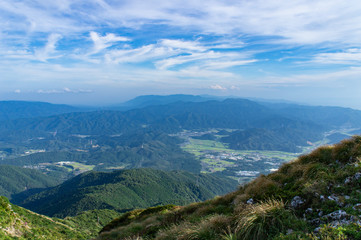 Obraz premium 伊吹山からみた琵琶湖北部の町（滋賀県、日本）