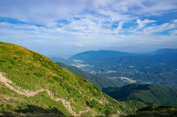 伊吹山からみた琵琶湖北部の町（滋賀県、日本）