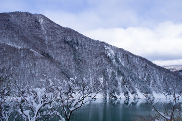 山間の雪景色（長野県、日本）