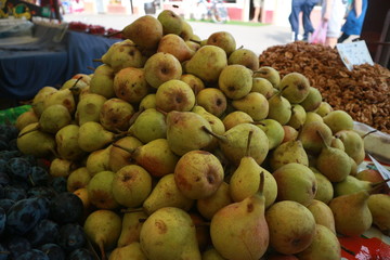 yellow and green pears are sold in the bazaar