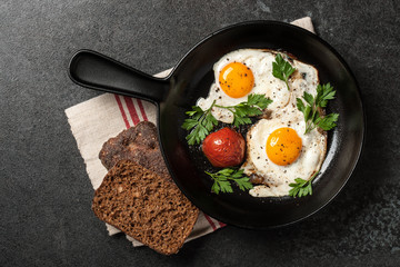 Fried eggs with tomato