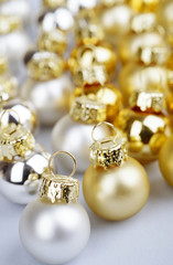 silberne und goldene Christbaumkugeln