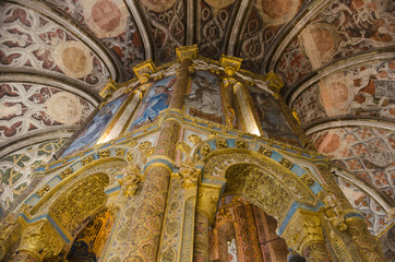 Fototapeta na wymiar Pinturas en el interior del orPinturas en el interior del oratorio del Convento de Cristo de Tomar, Portugal. 