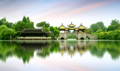 Naklejka premium Yangzhou Slender West Lake Wuting Bridge