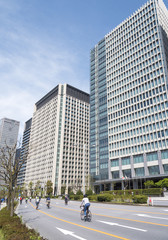 内堀通りと丸の内のビル群(東京都千代田区)