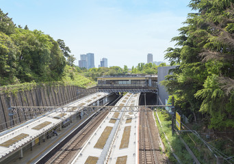 Obraz premium 四ッ谷駅とJR中央・総武線の線路（東京都新宿区）