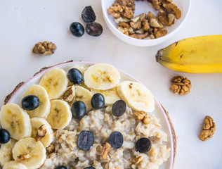 oatmeal with fruit and nuts