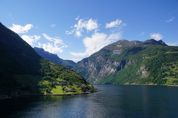 Norwegischer Fjord im Sommer