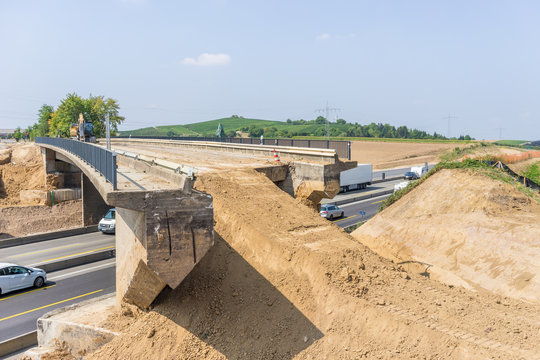 Baustelle und Vorbereitung zum Abriss einer Brücke aus Beton an der Autobahn