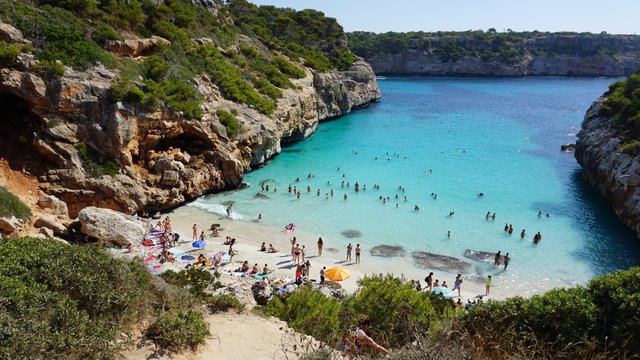 Vistas a Cal&oacute; des Moro en Mallorca