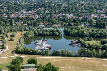 vue aérienne du port de la Base de Loisirs du Val de Seine à Verneuil sur Seine dans les Yvelines...