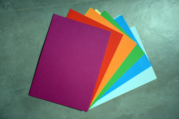 Fogli formato A4 colorati su sfondo di ceramica colorata