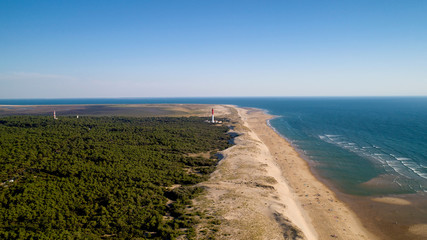 La côte sauvage et le phare de La Coubre à La Tremblade, Charente Maritime © altitudedrone